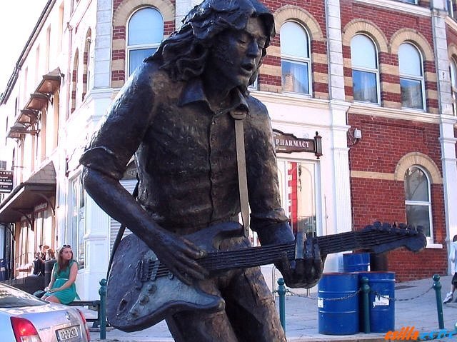 _rory_gallagher_statue.jpg
