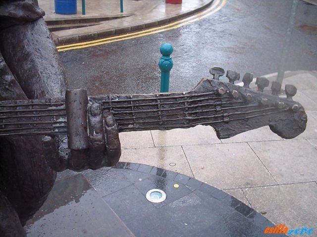 _rory_gallagher_statue12.jpg