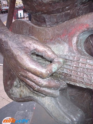 _rory_gallagher_statue15.jpg